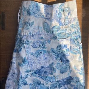 White vintage 90s shorts with blue floral design🦋